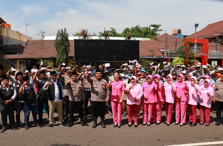 Polres Tanjung Perak Gelar Bakti Sosial Kepada Kuli Panggul dan Abang Becak