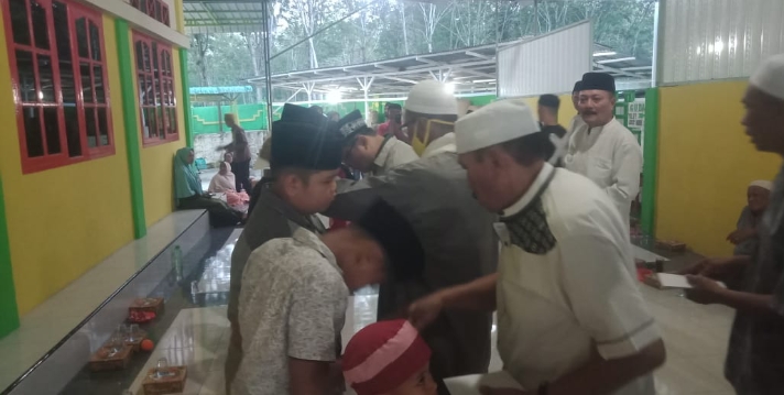 BKM Masjid Al – Muhlisin Simpang Merangir Menyantuni Anak Yatim Piatu