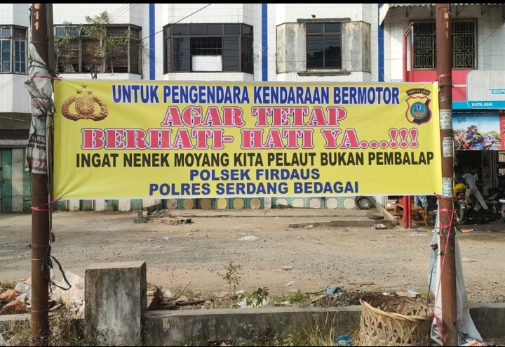 Polres Sergai Pasang Spanduk Peringatan Lalulintas Jelang Idul Fitri 1445 H