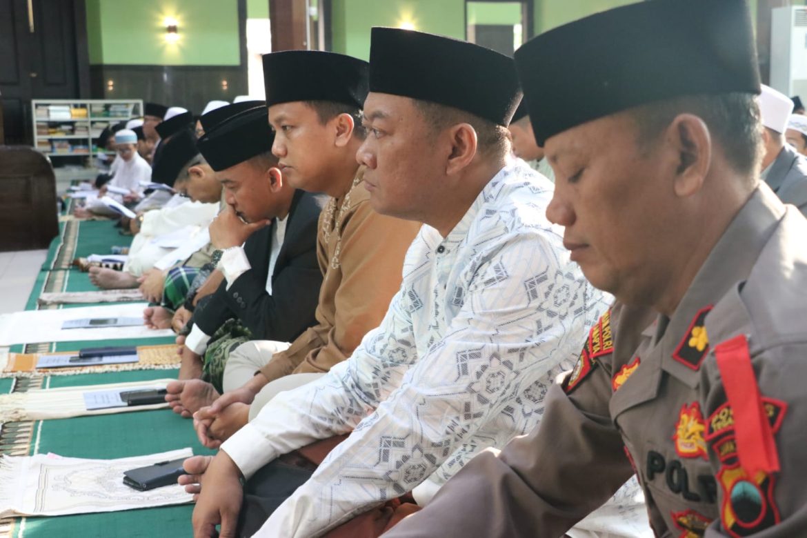 Pj. Wali Kota Shalat Idulfitri di Masjid Agung Kota Tegal