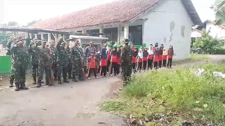 Koramil 0620-03/Talun Aksi Kebersihan bersama Guru dan Murid Sekolah Dasar