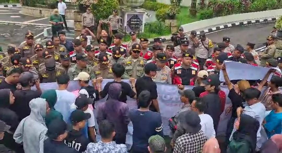 Buntut Sekda Tidak Netral, Massa Gelar Demo Besar-besaran di Pemkab Tangerang.  Demonstran Geruduk Kantor Bupati Tangerang, Diduga Sekda Tidak Netral