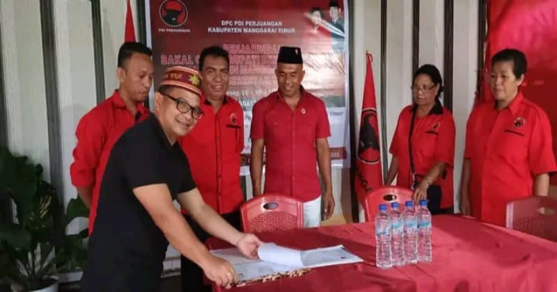Kepala Dinas Kesehatan Kabupaten Manggarai Drg. Bartolomeus Hermopan, resmi mendaftar sebagai bakal calon Bupati di DPC PDIP Manggarai Timur pada minggu 21/4/2024.