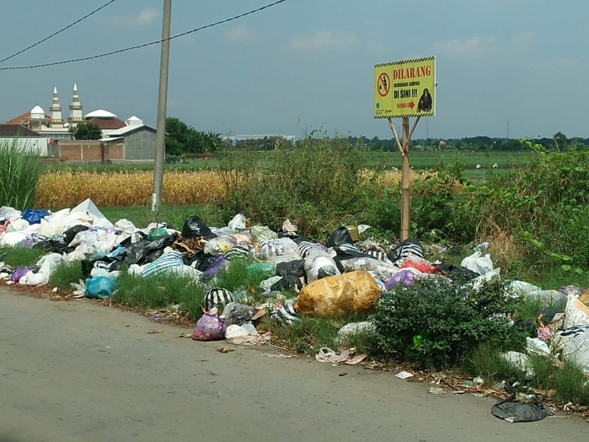 Pemdes Krasak Brebes Tutup Mata Dengan Perilaku Warganya ,Membuang Sampah Di -Tepi Jalan Raya Dekat Gapura Bangon Banjar Anyar