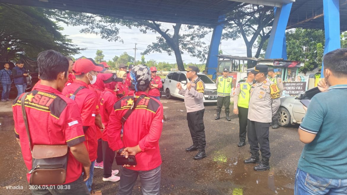 Peringati  Hari  Buruh Nasional OI MEI Polres Ogan  Ilir Lskukan Apel Siaga Dan Pengamanan Aksi Massa  ( Serikat buruh)
