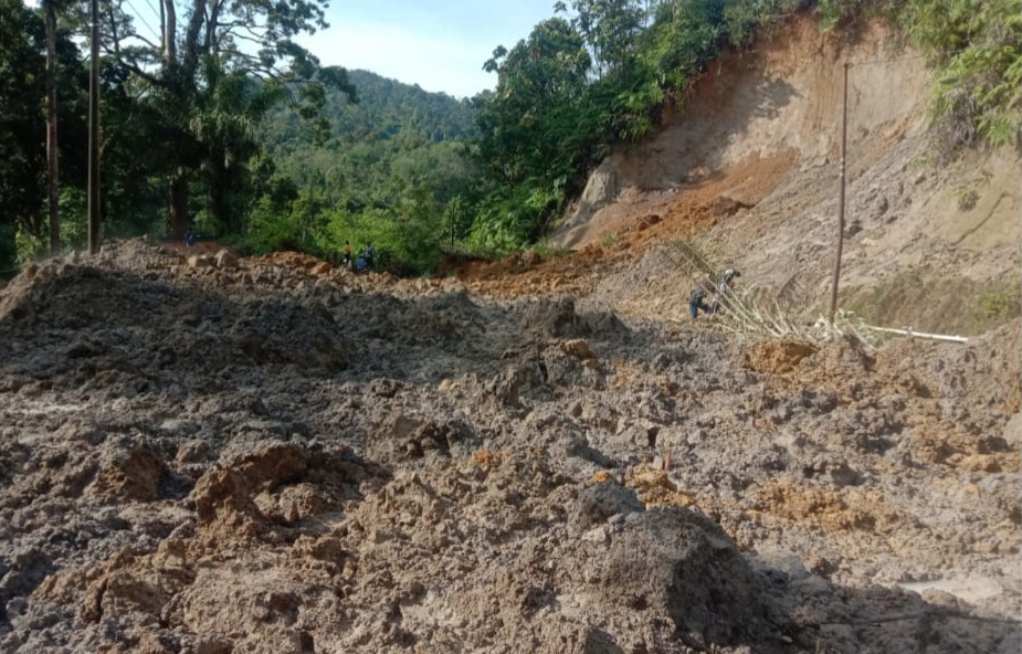 Tanah Longsor Menutupi jalan Nasional Aceh Sumut di Desa Lae Ikan Membuat Transportasi Lumpuh Total  