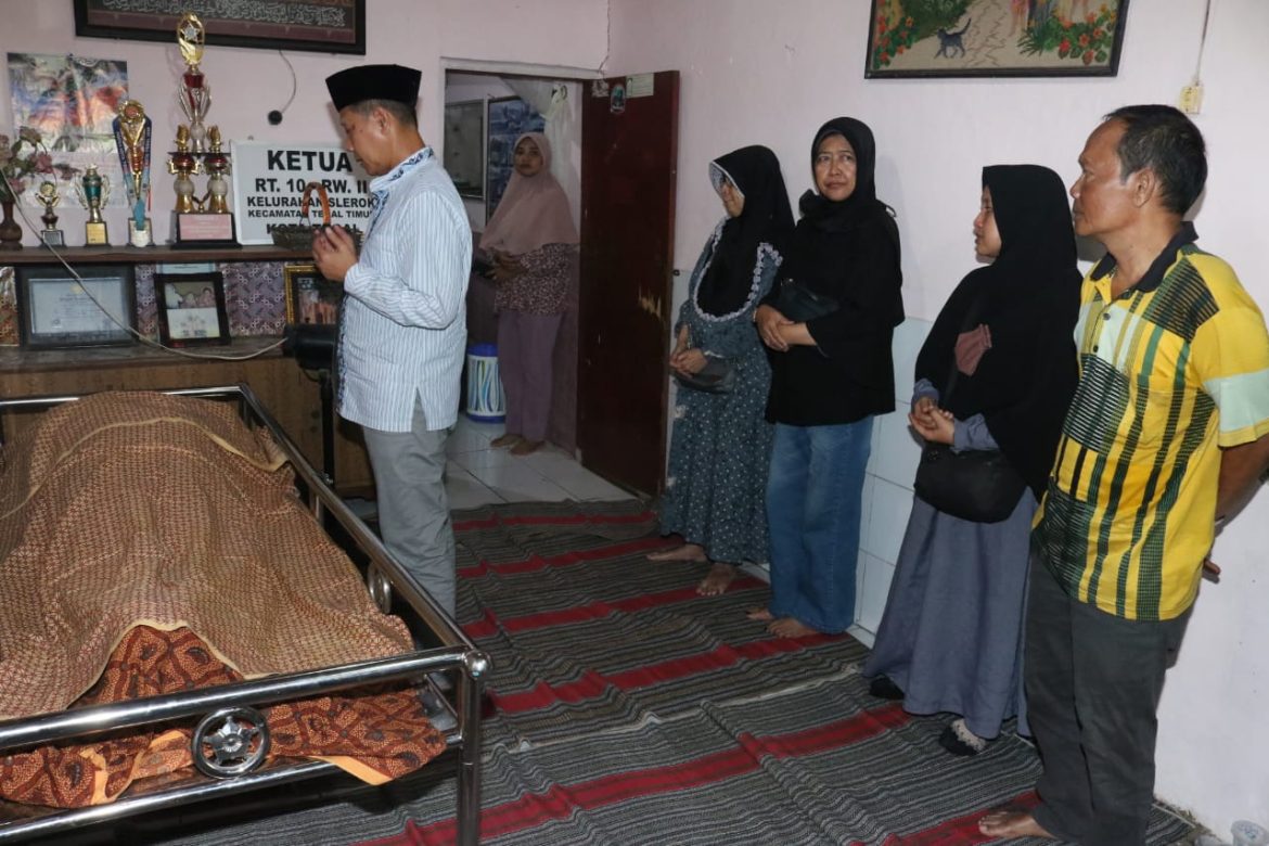 Pj. Walkot Takziah ke Rumah Duka Almarhumah drh. Sri Kristiyani