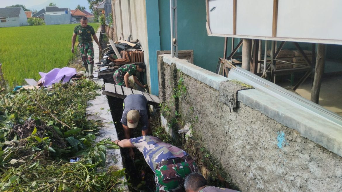 Bersama Apdes dan Komponen Masyarakat, Koramil 0620-07/Plumbon Lakukan Karya Bakti