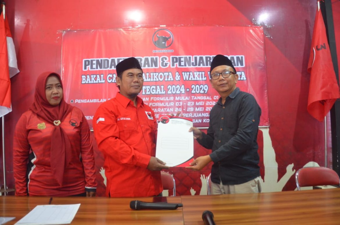 Dr. H.M JUMADI, Calon Walikota Pertama Mengambil Formulir Pendaftaran di DPC PDIP Kota Tegal