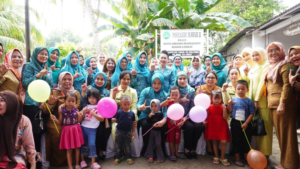 Tinjau Posyandu di Kecamatan Stabat, Ny. Uke Retno Faisal Hasrimy beri perhatian khusus pencegahan stunting.
