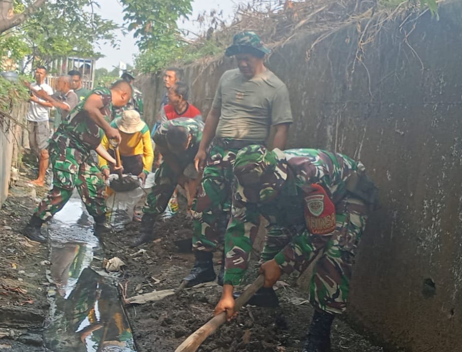 Cegah Banjir dan Wabah Penyakit, Babinsa Harjamukti Laksanakan Karya Bakti Pembersihan Sampah dan Saluran Air.