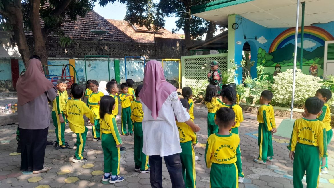 Babinsa Koramil 1404/Kejaksan, Bentuk Jiwa Kedisplinan Sejak Dini Untuk Anak TK Kartika. 