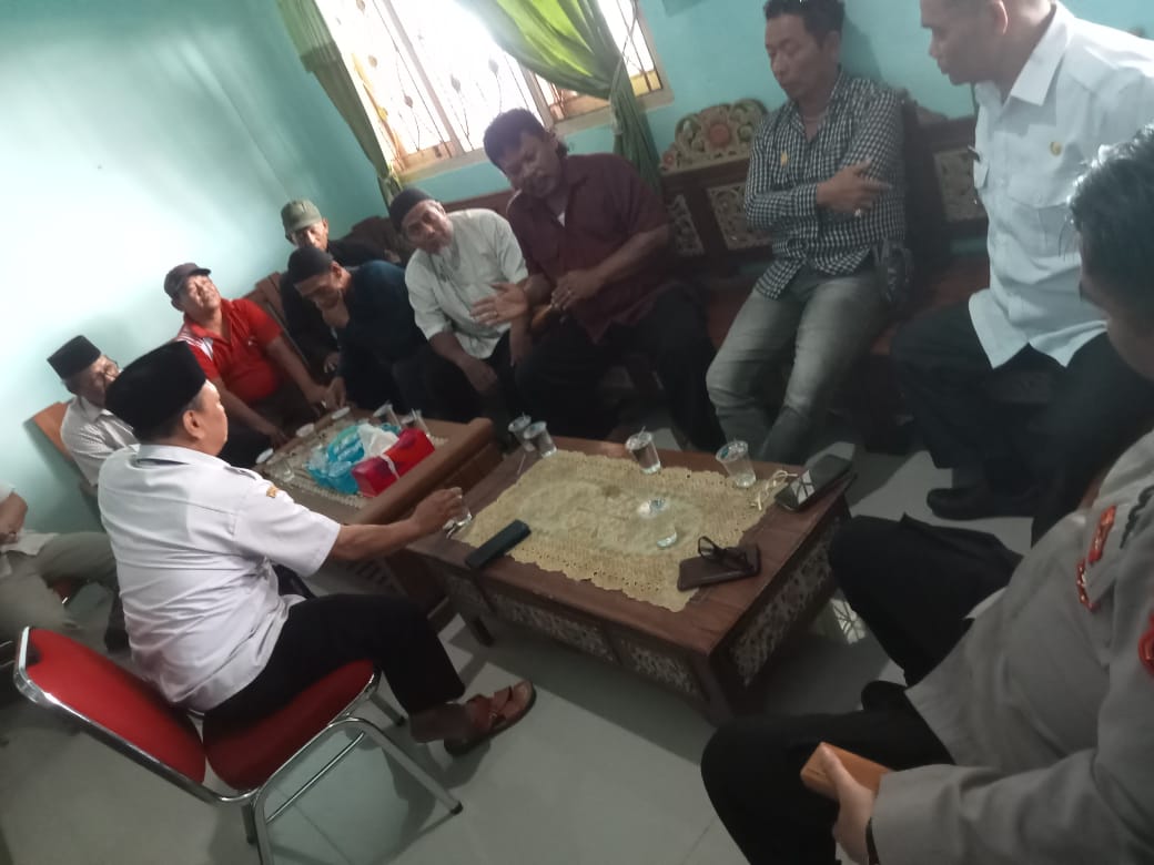 Merasa Resah Adanya warung Remang Remang Dan Warung Aceh , Sejumlah Masyarakat Desa Cigedog Grudug kantor kecamatan kersana
