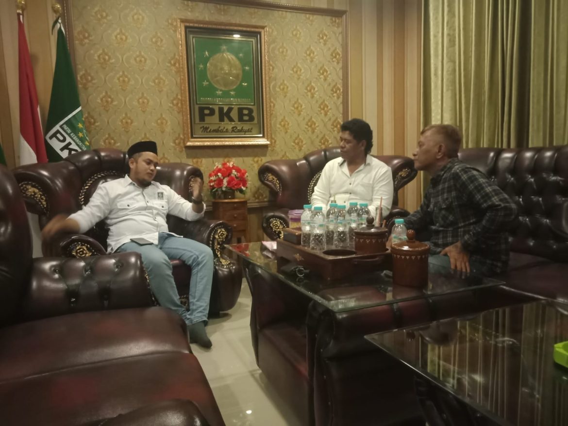 Serius Ikut Penjaringan Pilkada Brebes Ketum YBI Mengembalikan Formulir Penjaringan.