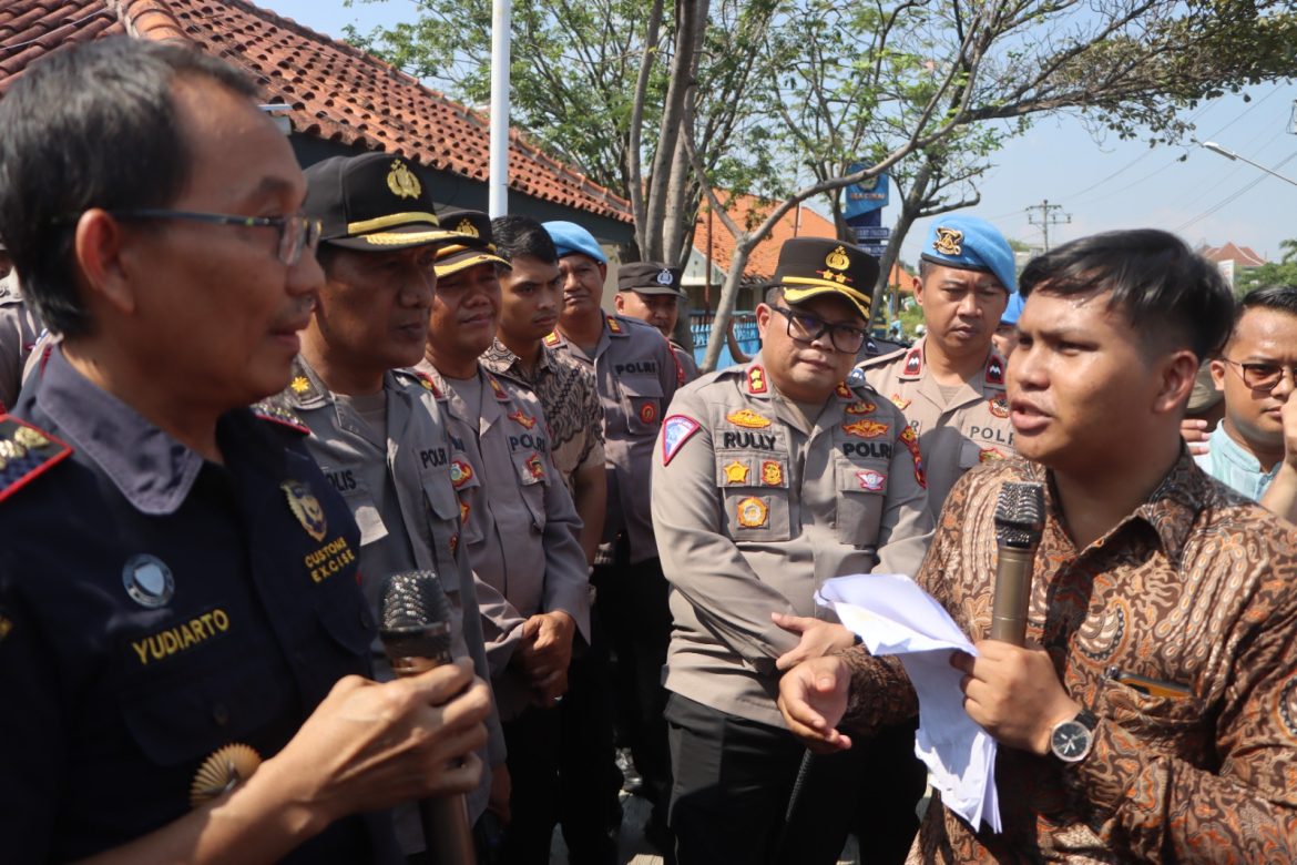 Polres Tegal Kota Kawal dan Amankan Penyampaian Aspirasi Para Buruh PT. CTG Pemalang