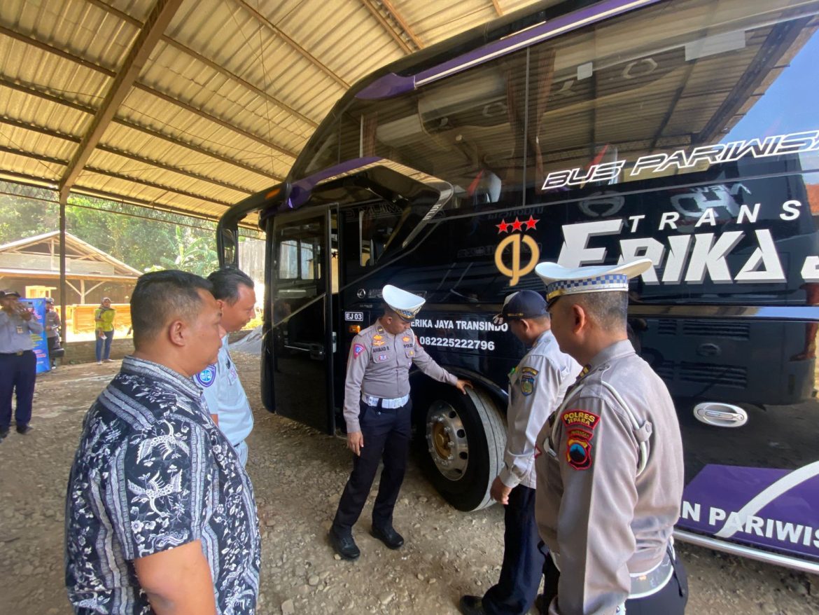 Polres dan Dishub Jepara Gelar Ramp Check Bus Calon Jemaah Haji