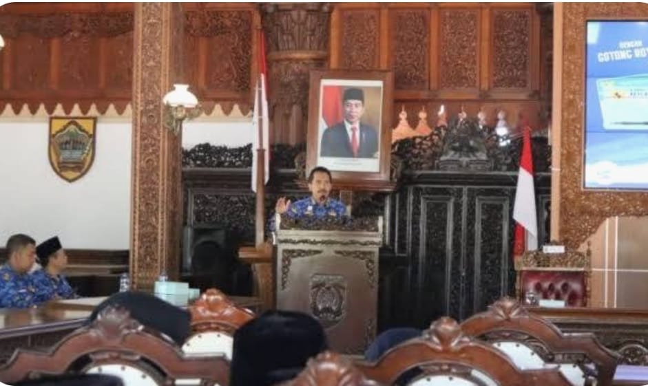 Sekda Kabupaten Jepara Edy Sujatmiko Menginstruksikan para Kepala Desa, untuk Memastikan Seluruh Warga Miskin Telah Ter-cover Jaminan Kesehatan.