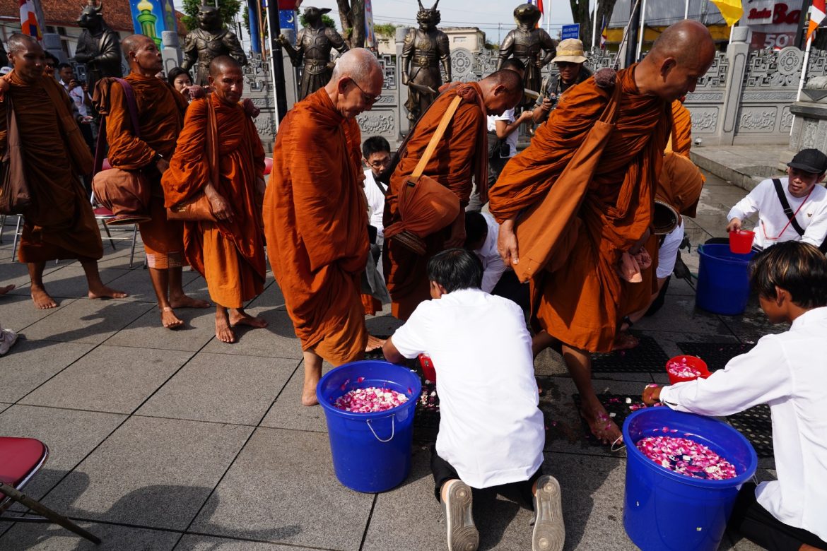 Sambut Bhikkhu Thudong dari Thailand di Tri Dharma “Liong Hok Bio” Magelang