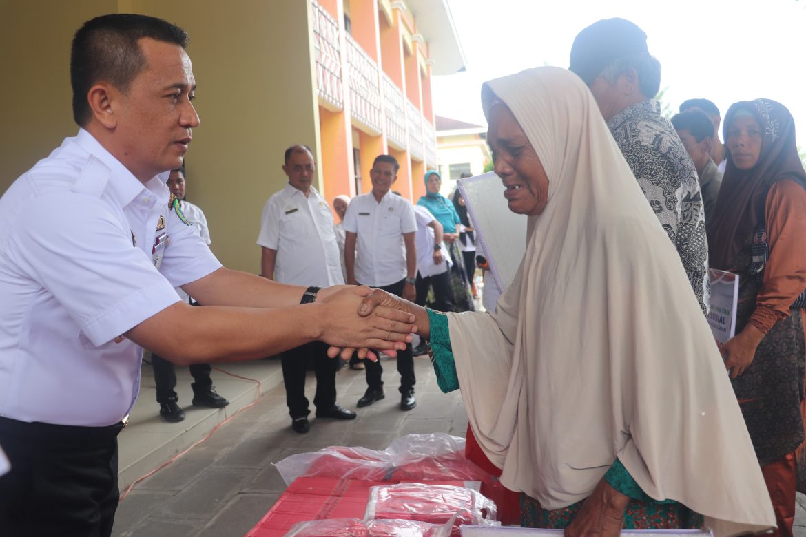 PJ Bupati Paluta Patuan Rahmat Syukur P Hasibuan S.STP,MM., Berikan Bantuan Sosial Kepada Korban Bencana Kebakaran