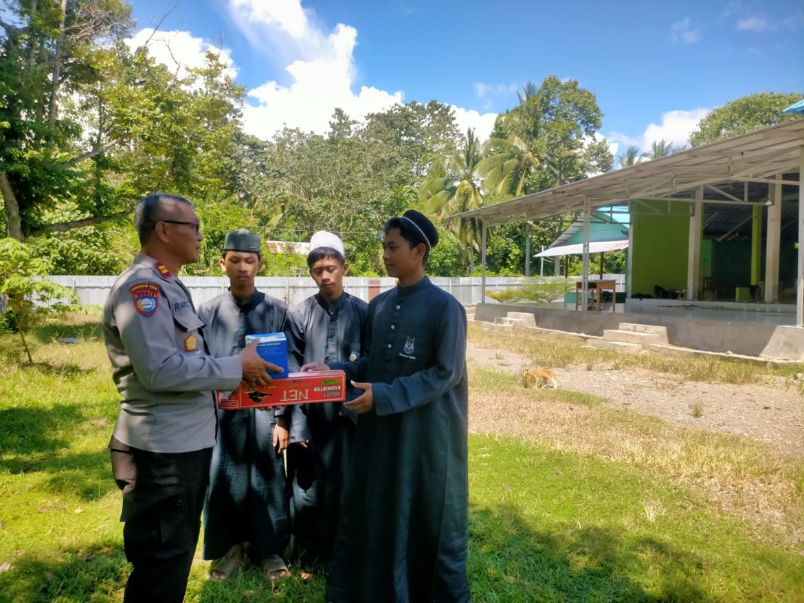 Peduli Santri, Satgas Madago Raya Beri Bantuan Sarana Olahraga dan Pesan Kamtibmas