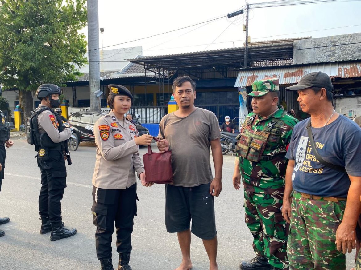 TNI dan Polisi di Kota Tegal Kompak, Berpatroli Sambil Bagikan Sembako