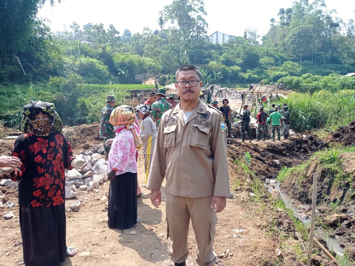 Tidak Hanya Masyarakat, Kasi trantib Satpol PP Juga turun langsung membantu TMMD ke-120
