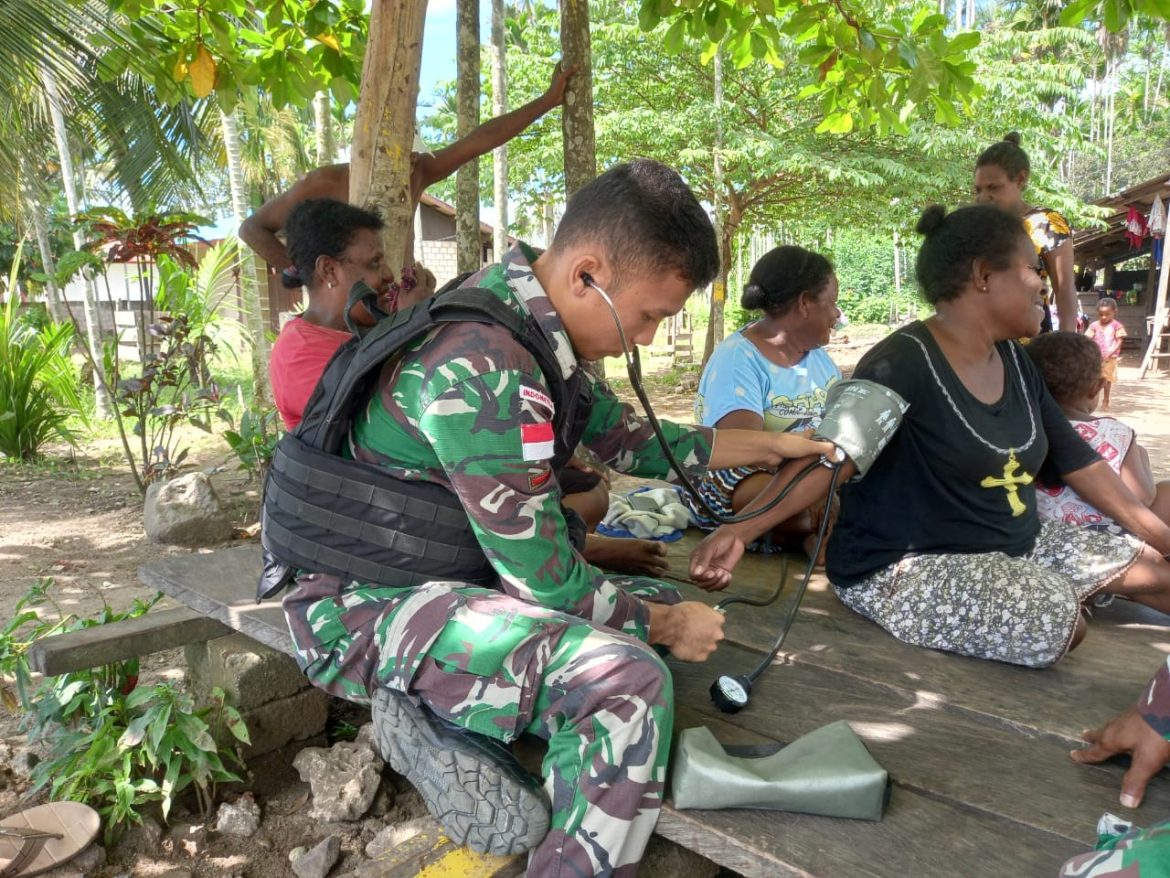 Satgas Yonif 122/Ts Rutin Keliling Berikan Pelayanan Kesehatan Kepada Masyarakat Perbatasan