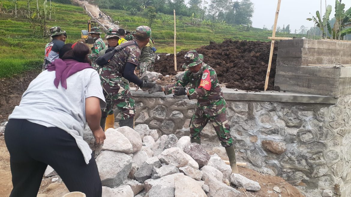 Seorang Ibu Setia Bantu Satgas TMMD ke 120 Kodim 0611/Garut