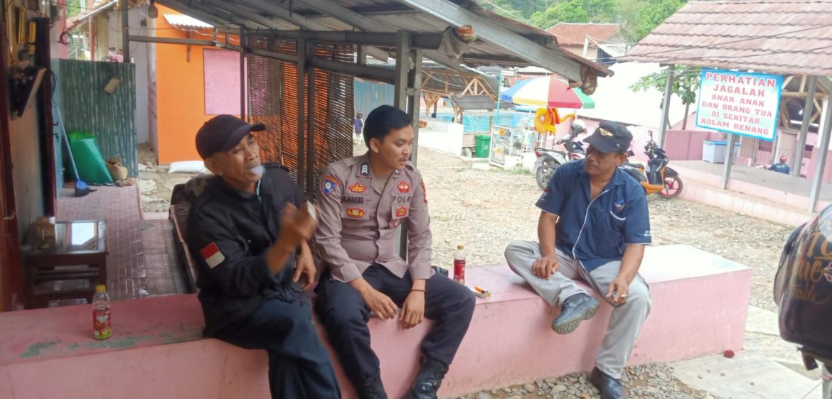 Lewat Sambang, Anggota Bhabinkamtibmas Polsek Cipanas Polres Lebak, Ajak Warga Wujudkan Situasi Kamtibmas Yang Aman Kondusif