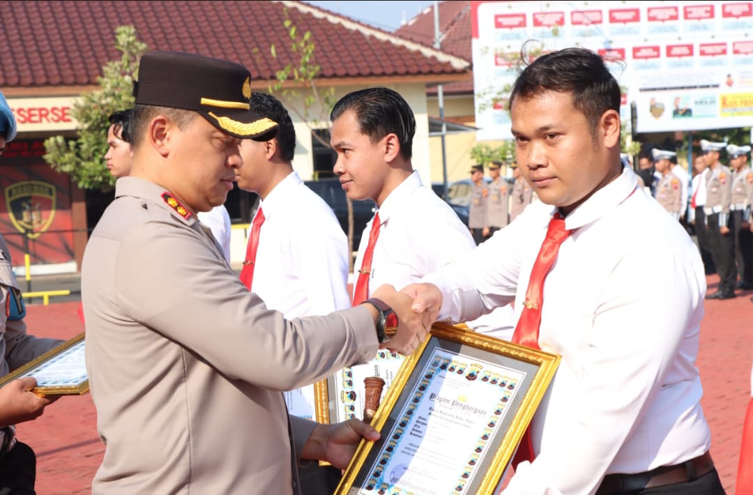 Apresiasi Kinerja Anggota, Kapolres Jepara Beri Penghargaan kepada Personil Berprestasi