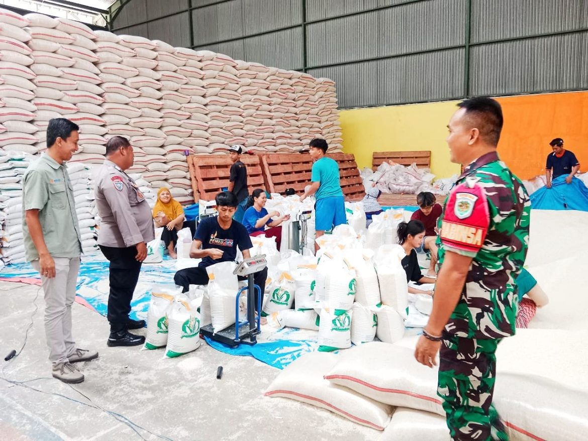 Babinsa Pegambiran Laksanakan Pengecekan Stok Beras di Gudang Bulog Pegambiran Kota Cirebon. 