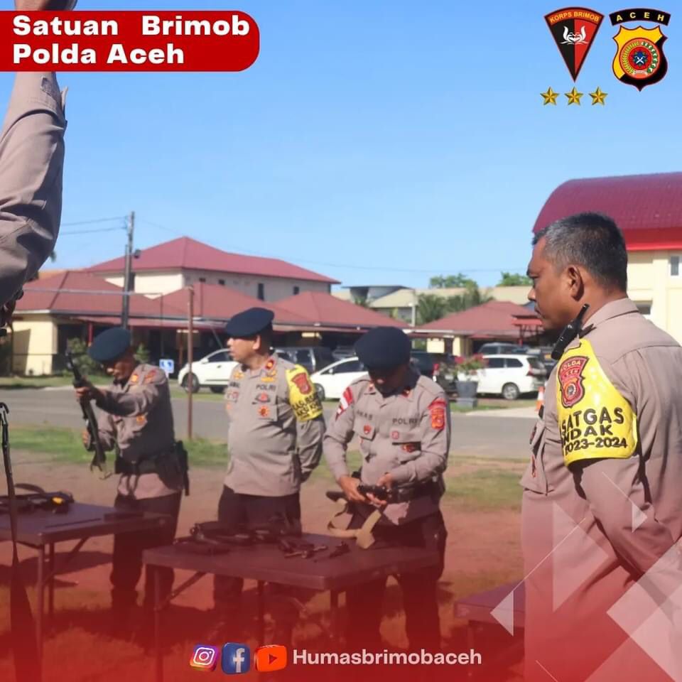 Komandan Brimob Polda Aceh Pantau Bongkar Pasang Senjata.
