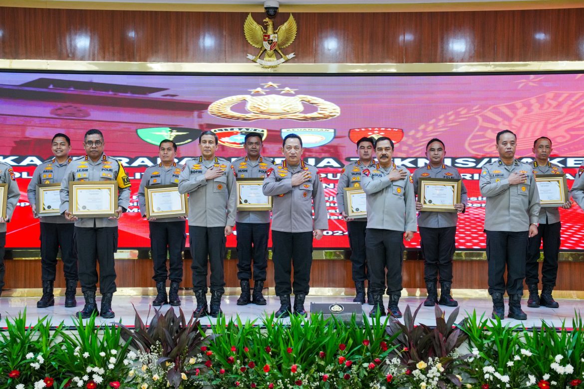 Kapolri Serahkan Piagam Penghargaan Kepada Polda Papua Barat Sebagai Peringkat Kedua Nilai IKPA T.A. 2023