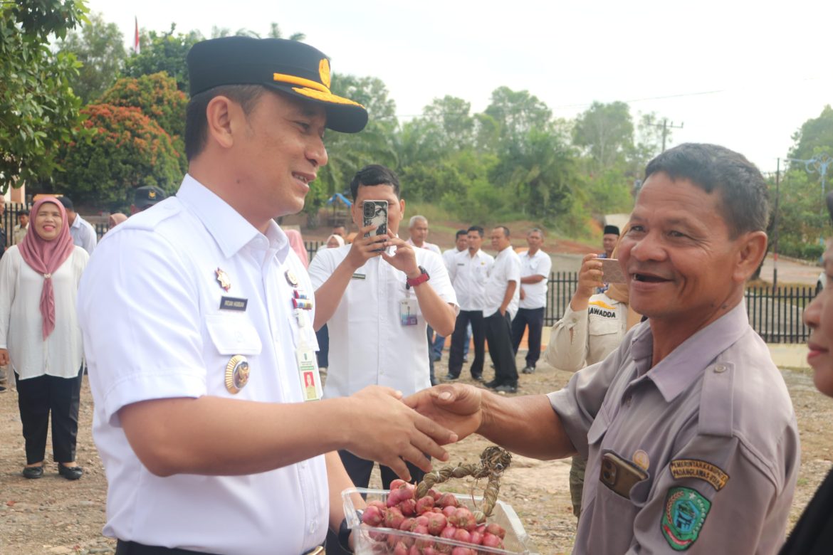 PJ Bupati Paluta Serahkan Bantuan Alsintan Pompanisasi Kelompok Tani Paluta 