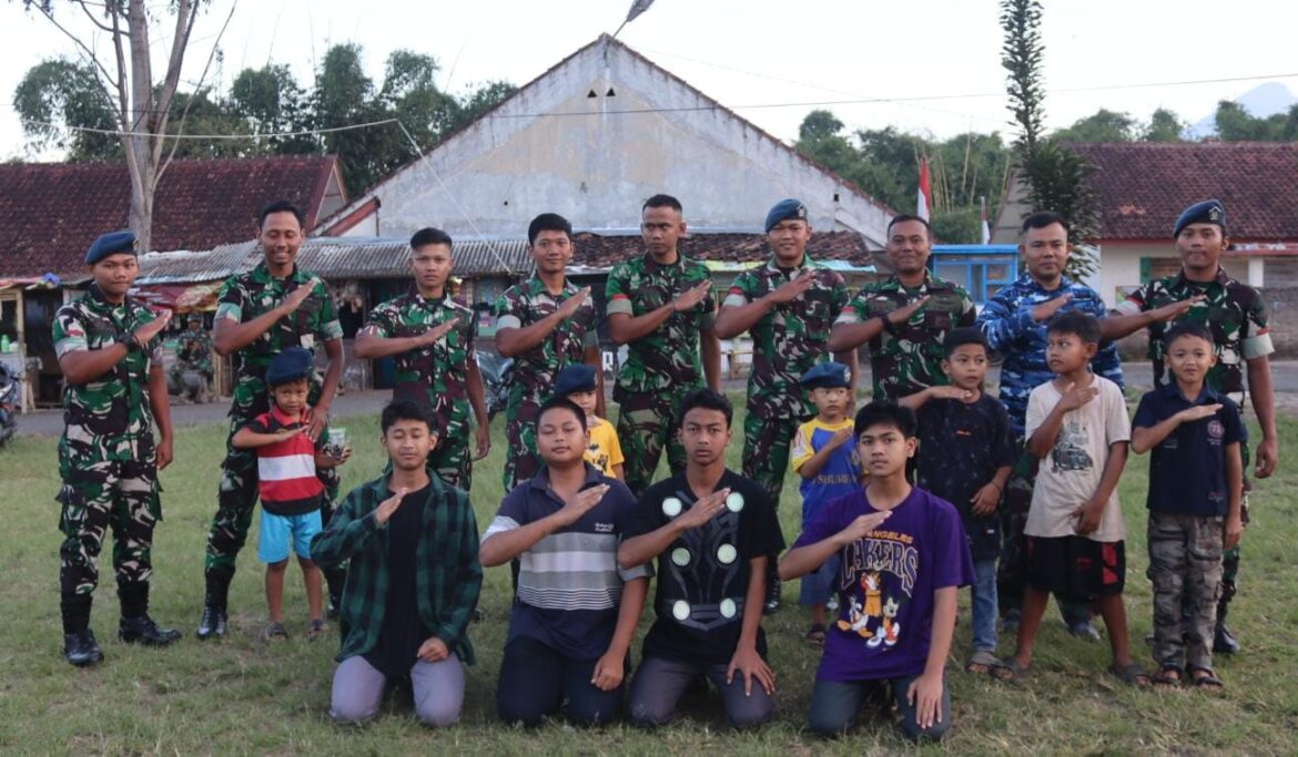 Keseruan anak-anak Kampung Buleud bersama anggota Lanud Husein Sastranegara di Satgas TMMD Ke-120.