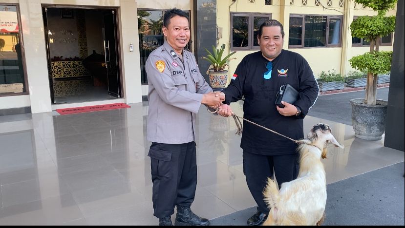 Jelang Idul Adha Dirut PT SANRA MEDIA GROUP  Serahkan Kambing Di Lapas IIB dan Polres Tegal Kota
