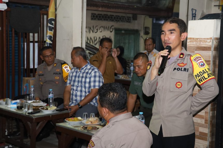 Polres Tanjungperak Gelar Cangkrukan Kamtibmas Ajak Warga Jaga Kondusifitas Jelang Pilkada 2024