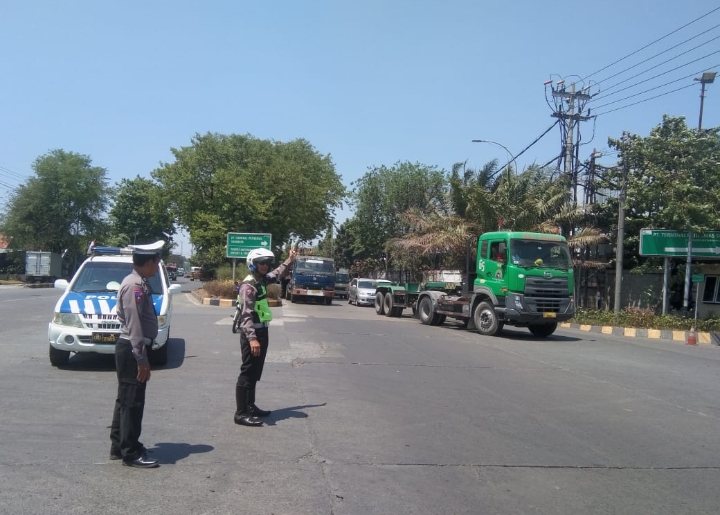 Satlantas Polres Tanjung Perak Tingkatkan Keselamatan Melalui Pengaturan Lalu Lintas Pagi dan Sore Hari