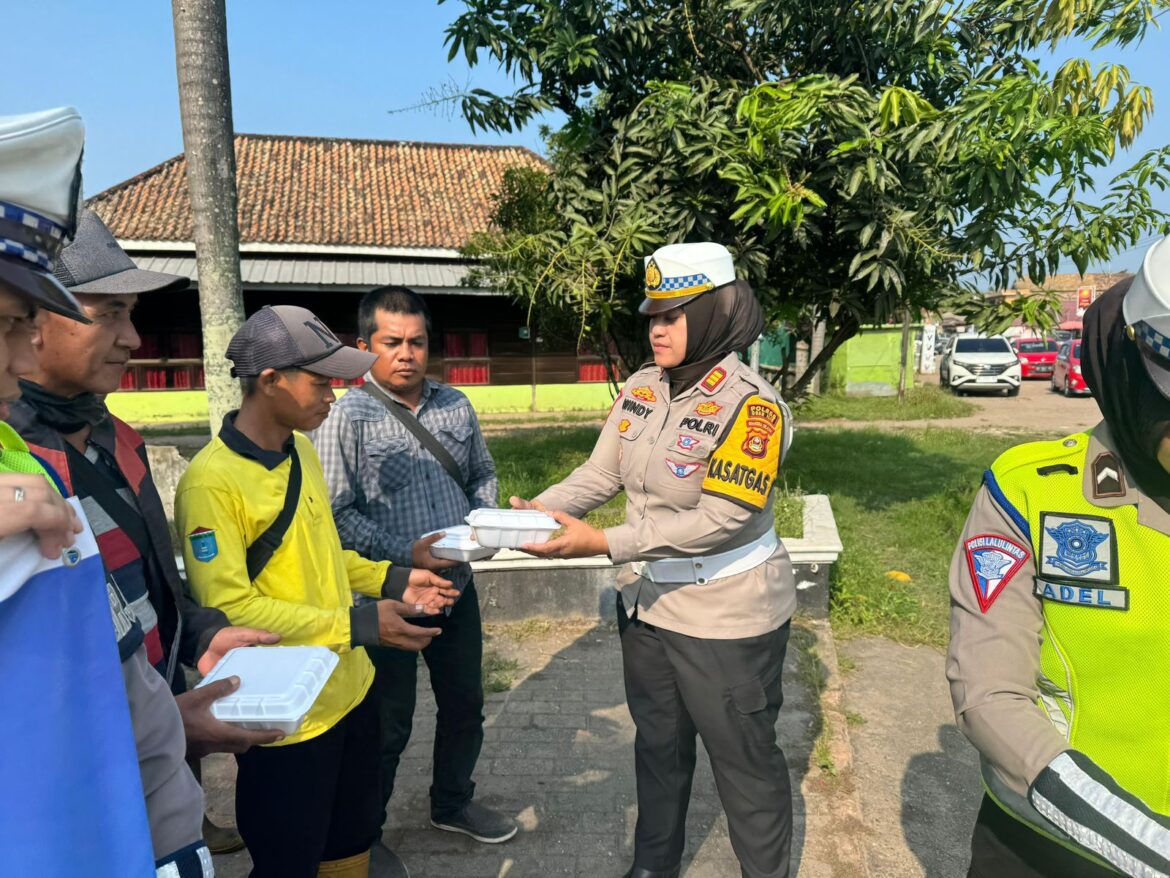 Jum,at Giat Curhat Kasat Lantas POLRES Ogan Ilir Berbagi Nasi Bungkus Dijalan Lintas Timur  Ogan Ilir