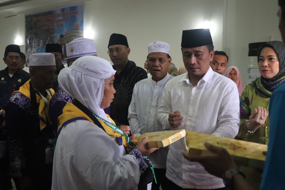 PJ Bupati Paluta Tepung Tawari Dan Melepas Keberangkatan 191 Calhaj Kab Paluta 