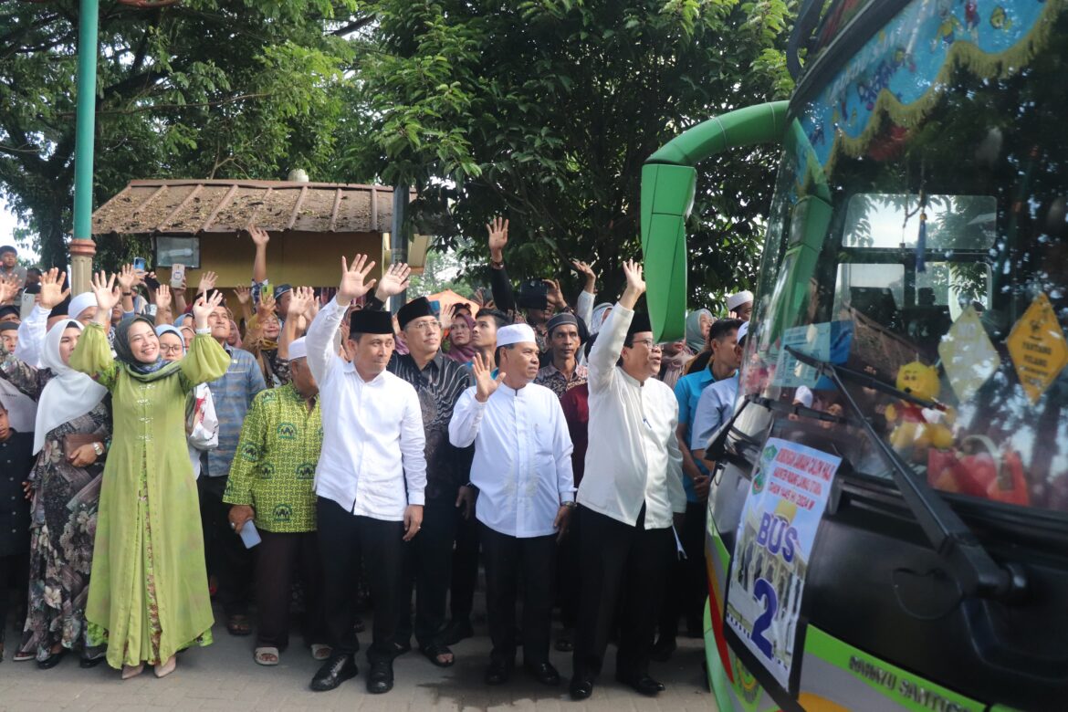 PJ Bupati Paluta Tepung Tawari Dan Melepas Keberangkatan 191 Calhaj Kab Paluta 