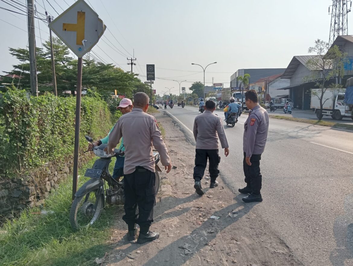 Respon Cepat Polsek Depok Terhadap Pengendara Sepeda Motor yang Melawan Arus 