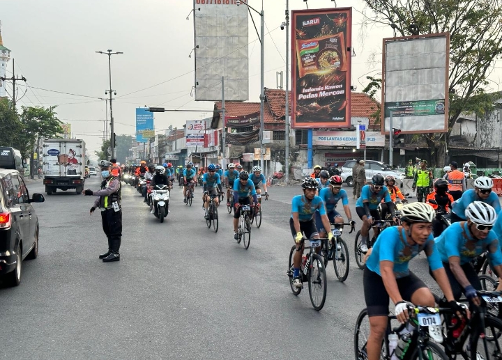 Polresta Sidoarjo Amankan Jalur Tour de Panderman 2024 Warga Antusias Suport Para Pembalap