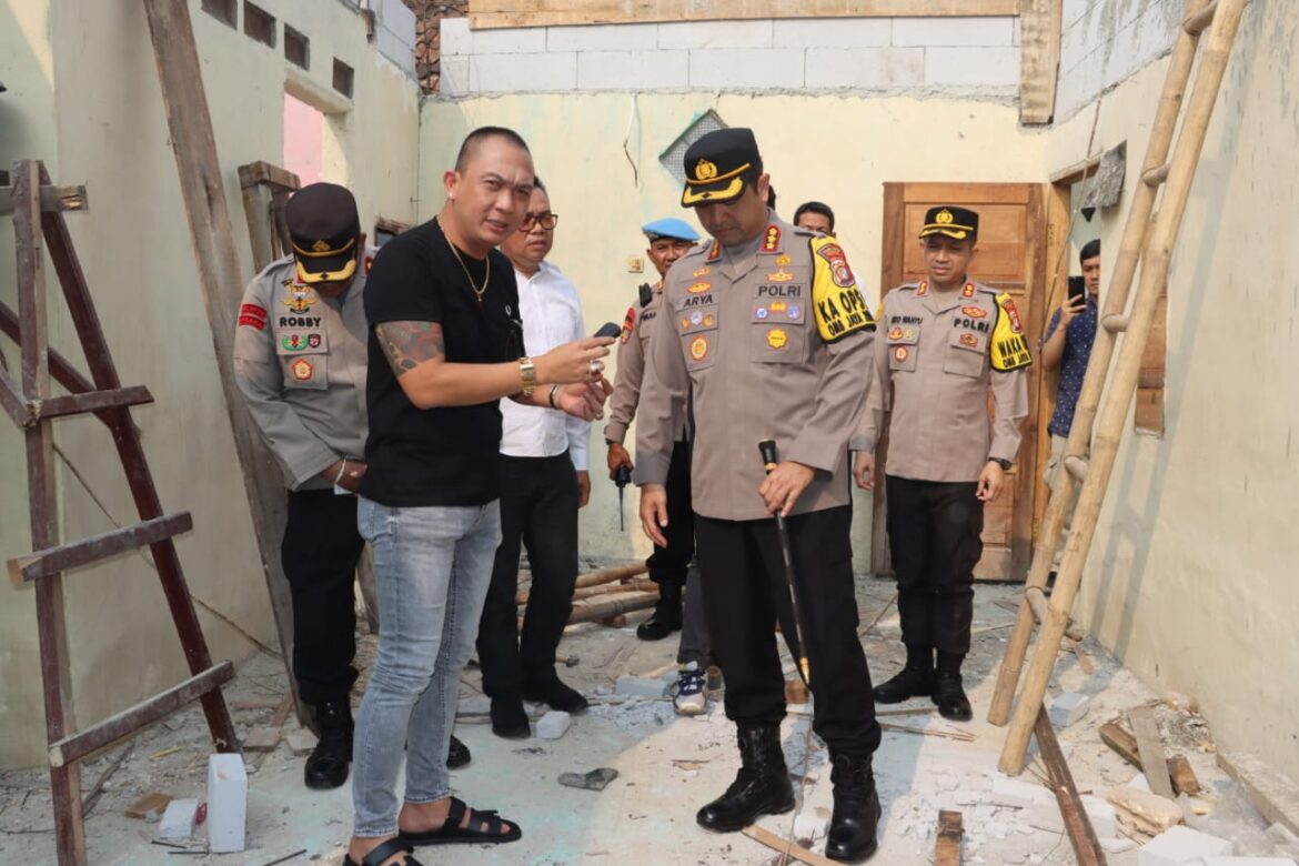 Kapolres Metro Depok Tinjau Bedah Rumah Polres Metro Depok Dalam Rangka Hari Bhayangkara Ke-78 Tahun