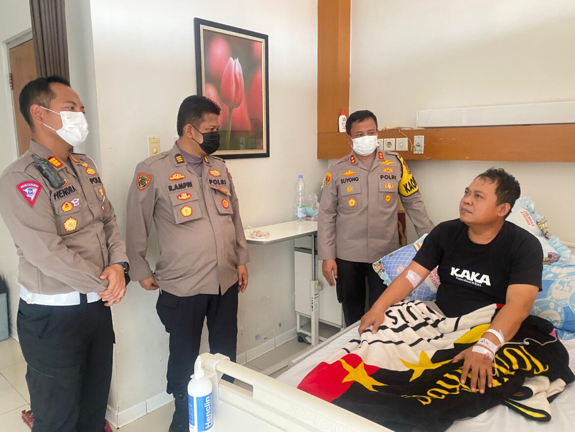Wujud Kepedulian, Kapolres Lebak Besuk Kapolsek Leuwidamar dan Keluarga Personil Yang Sakit