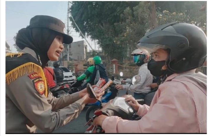 Polwan Polres Mojokerto Berbagi Coklat Ajak Masyarakat Tertib Lalu Lintas