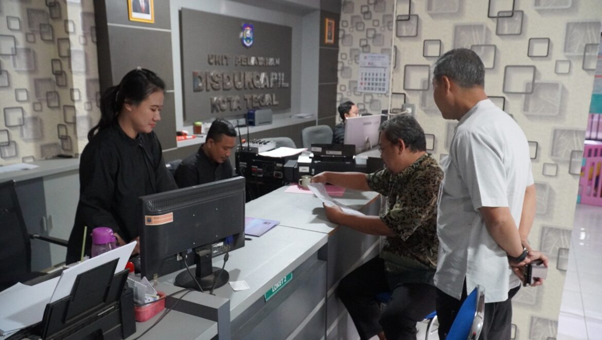 Pasca Perubahan Jam Kerja ASN, Pj Wali Kota Tegal Gelar Sidak di Dua OPD Pelayanan Masyarakat