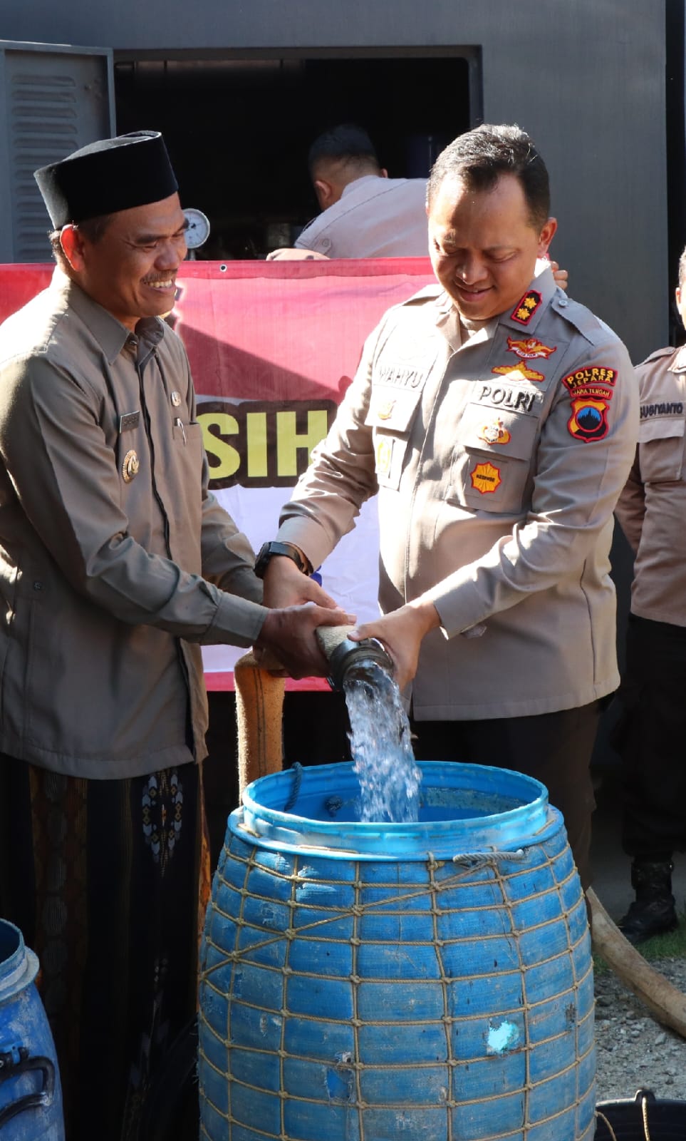 Warga Clering Jepara Alami Kekeringan, Polres Bantu Salurkan Air Bersih