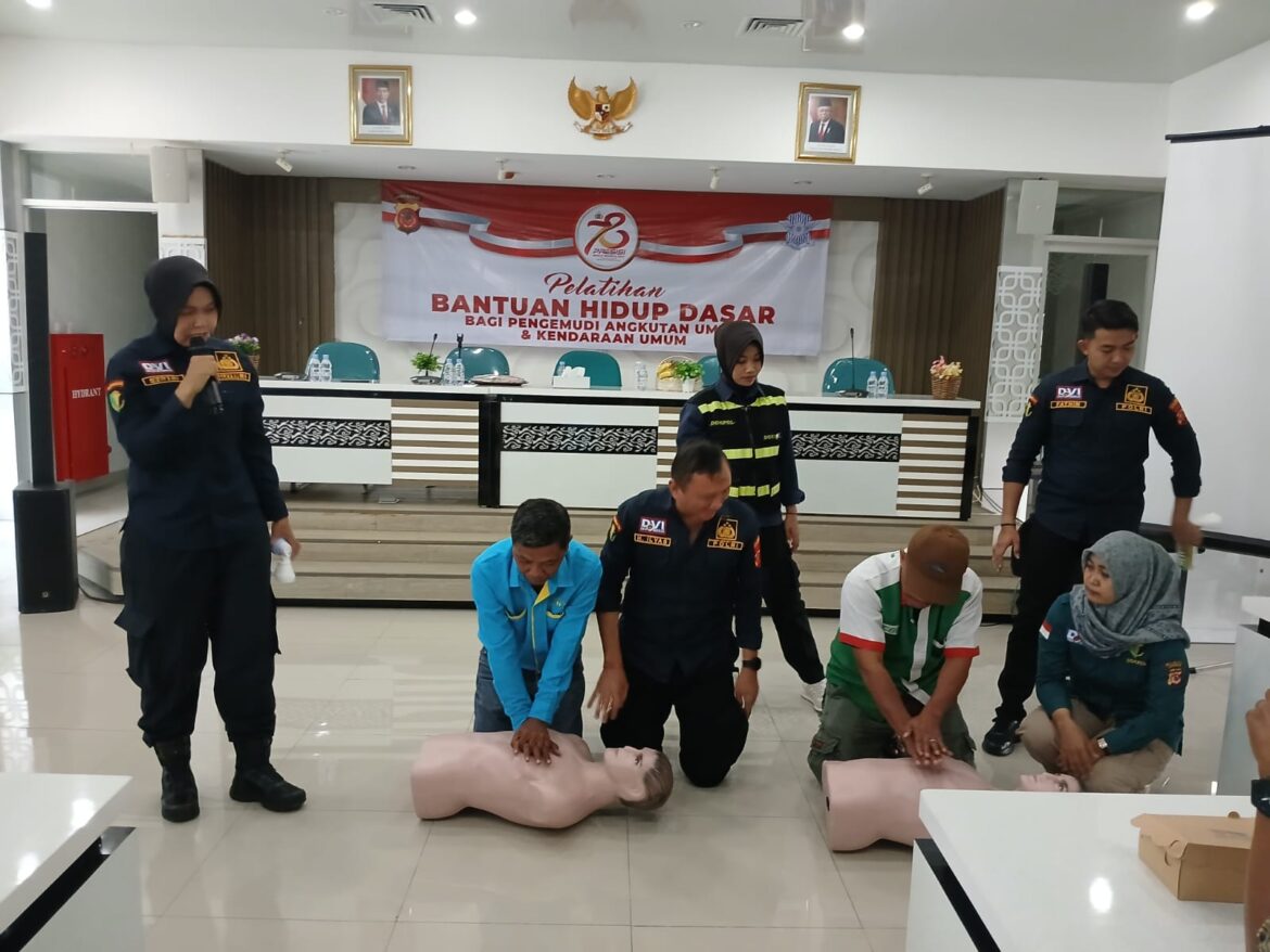 Satlantas dan Sidokkes Polresta Cirebon Berikan Pelatihan BHD Bagi para Pengemudi Bus Dalam Rangka Hari Bhayangkara ke- 78