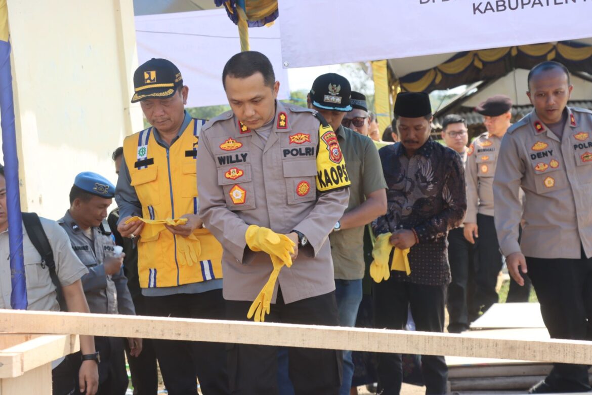 Warga Desa Baok Kecamatan Ciwaru Kabupaten Kuningan Bersukacita Atas Bantuan Sumur Bor Dari Polres Kuningan